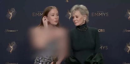 Hannah Einbinder y Jean Smart en los premios Emmy
